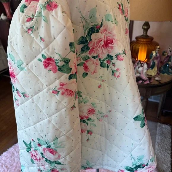 Past Season Selkie The House Coat in Roses and White Quilted Fabric. Fabulous! - Picture 6 of 9